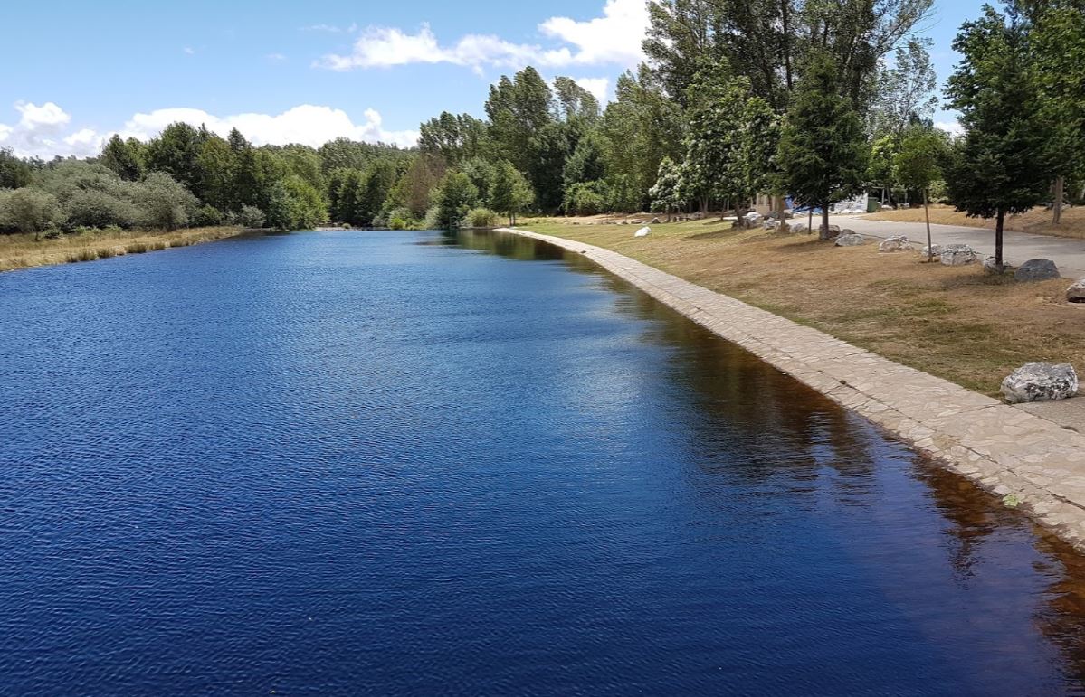 Playa fluvial río Tera Rionegro del Puente Christopher Guimaraens
