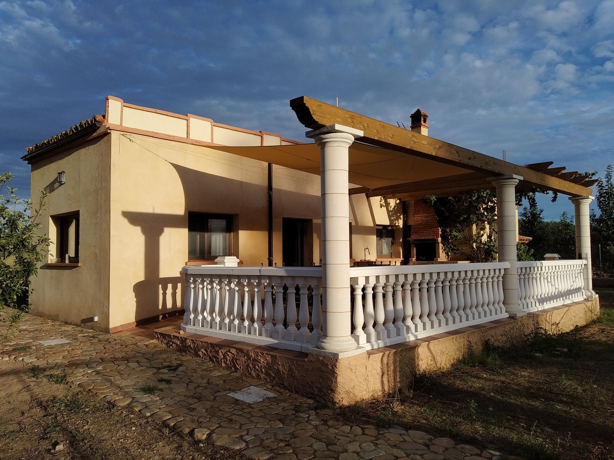 Terraza barbacoa vela sombra viguetas madera viña