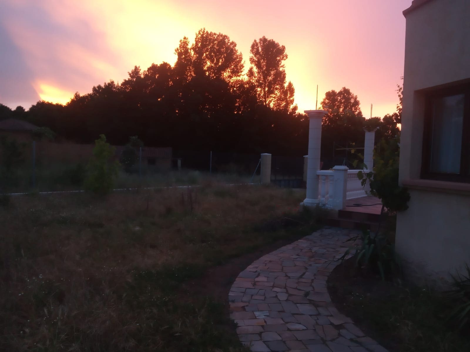 Paseo casa rural columnas balaustrada campo sendero piedra terraza atardecer anochecer.jpeg