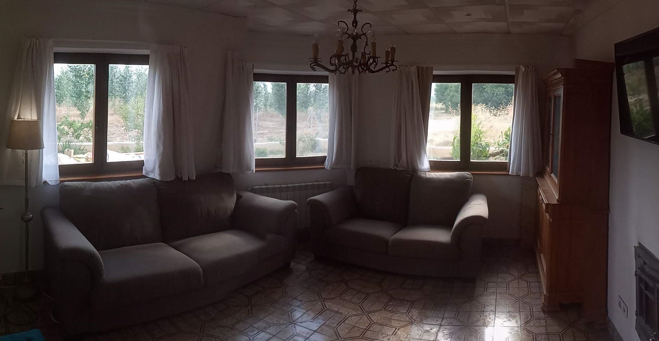 Salón televisión panorámica SMart tv casa rural suelo hidráulico techo registrable moldura dibujo